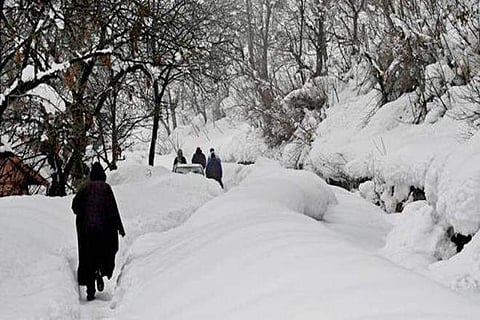കനത്ത മഞ്ഞുവീഴ്ചയില്‍ കുടുങ്ങി ഗര്‍ഭിണി; കിലോമീറ്ററോകളോളം ചുമലിലേറ്റി; ഇരട്ടക്കുട്ടികള്‍ക്ക് ജന്മം ന്ല്‍കി; ബിഗ് സല്യൂട്ട്