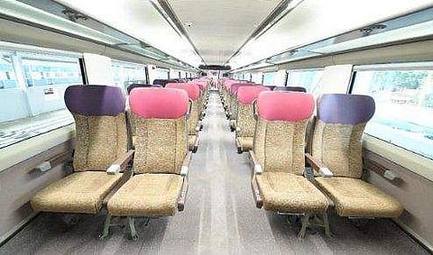 ബ്രേക്ക് ഫാസ്റ്റിന് ഡോണറ്റ്, അത്താഴത്തിന് ഫൈവ് സ്റ്റാര്‍ ഫുഡ് ; ട്രെയിന്‍ 18 അല്‍പ്പം പോഷാണ് !