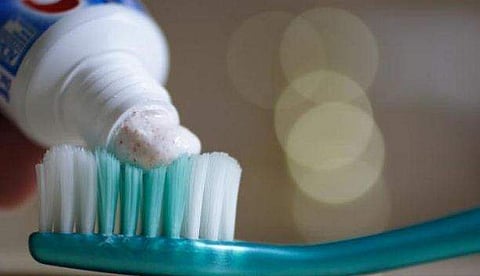 പല്ലു തേക്കുന്നതിനിടെ ബ്രഷ് വിഴുങ്ങിപ്പോയി; സര്‍ജറിയില്ലാതെ വയറ്റില്‍ നിന്നും പുറത്തെടുത്ത് ഡോക്ടര്‍മാര്‍