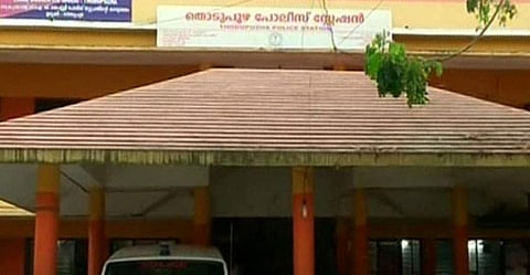 ലോഡ്ജിലെത്തിച്ച് പ്രകൃതിവിരുദ്ധ പീഡനം, ദൃശ്യങ്ങള്‍ മൊബൈലില്‍ പകര്‍ത്തി: കായിക അധ്യാപകന്‍ പിടിയില്‍ 