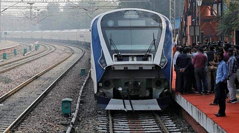 ബ്രേക്ക് ജാമായി, വൈദ്യുതി നിലച്ചു: ആദ്യയാത്രയില്‍ വന്ദേഭാരത് വഴിയില്‍ കുടുങ്ങി