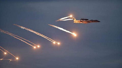 'ഇത് മുന്നറിയിപ്പ്' ; തീ തുപ്പി പോർവിമാനങ്ങൾ, അതിർത്തിയിൽ ശക്തി പ്രകടിപ്പിച്ച് ഇന്ത്യൻ വ്യോമസേന ( വീഡിയോ )