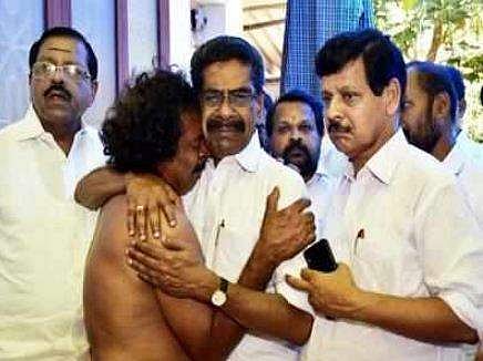 ഡമ്മിപ്രതികള്‍ പോരെന്ന് മുല്ലപ്പള്ളി; യഥാര്‍ത്ഥ പ്രതികളെ അറസ്റ്റ് ചെയ്തില്ലെങ്കില്‍ കൈയും കെട്ടി നോക്കി ഇരിക്കില്ലെന്ന് കെ. മുരളീധരന്‍