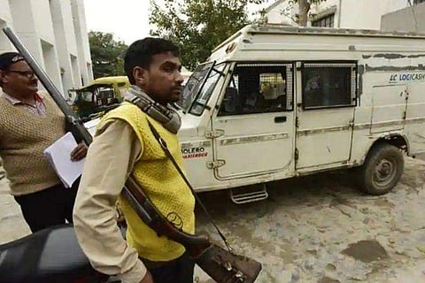 എടിഎമ്മില്‍ നിറയ്ക്കാന്‍ കൊണ്ടുവന്ന 40 ലക്ഷം തട്ടിയെടുത്ത് കൊള്ളക്കാര്‍: പിന്നാലെ വെടിവെപ്പ് , നോട്ടുമഴ; കയ്യില്‍ കിട്ടിയ 20 ലക്ഷവുമായി നാട്ടുകാര്‍ കടന്നു