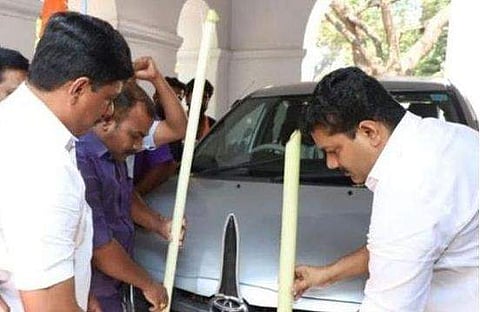 മുഖ്യമന്ത്രിക്ക് മറുപടി; ക്ലിഫ് ഹൗസിലേക്ക് വാഴപ്പിണ്ടി കയറ്റിയയക്കുന്ന ചലഞ്ചുമായി യൂത്ത് കോൺ​ഗ്രസ്