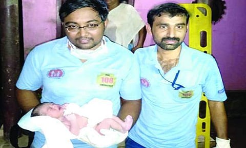 വീട്ടിലേക്ക് വാഹനം എത്തിയില്ല; യുവതിയുടെ പ്രസവമെടുത്ത് 108 ആംബുലന്‍സ് ജീവനക്കാര്‍