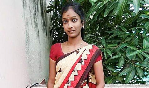 വിവാഹാഭ്യർഥന നിരസിച്ചു; സ്കൂൾ അധ്യാപികയെ ക്ലാസ് മുറിയിലിട്ട് വെട്ടിക്കൊന്നു