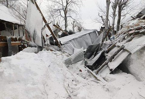 കശ്മീരില്‍ ഹിമപാതം കനക്കുന്നു; സൈനിക ക്യാമ്പടക്കം 46 വീടുകള്‍ തകര്‍ന്നു, ആളപായമില്ല