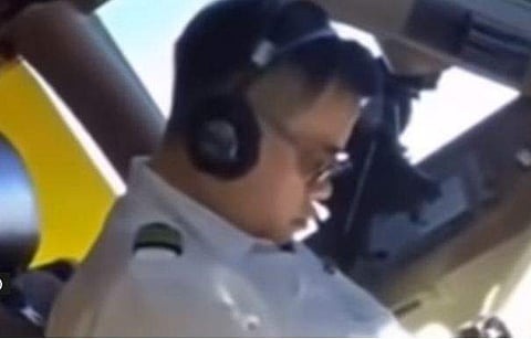 വിമാനം പറത്തുന്നതിനിടെ പൈലറ്റ് ഉറങ്ങി, ഗൗരവമില്ലാതെ വീഡിയോ എടുത്ത് സഹപൈലറ്റ്; രണ്ടുപേര്‍ക്കുമെതിരെ കടുത്ത നടപടി (വീഡിയോ)