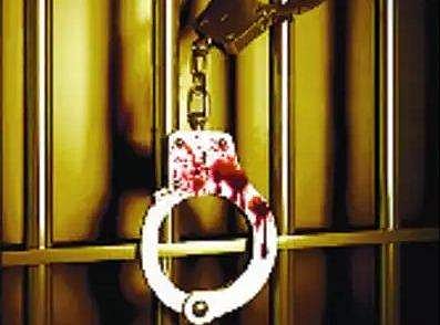 പെണ്‍കുട്ടിയെ വശംവദയാക്കാനുള്ള സ്‌കൂള്‍ വിദ്യാര്‍ത്ഥികളുടെ നീക്കം തടഞ്ഞു ; അധ്യാപകനെ തോക്കുചൂണ്ടി ഭീഷണിപ്പെടുത്തി കുട്ടികള്‍ ; അറസ്റ്റ്