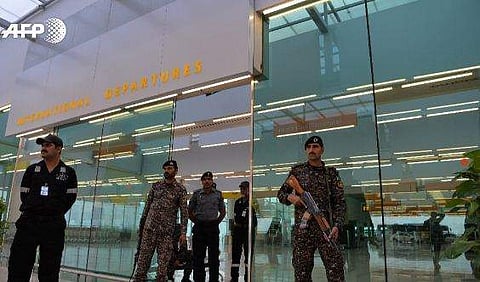 ഇനി പറക്കുക സൈനിക വിമാനങ്ങള്‍ മാത്രം, വിമാനയാത്രാ സര്‍വ്വീസുകള്‍ പാകിസ്ഥാന്‍ പൂര്‍ണമായും നിര്‍ത്തിവച്ചു;  സംഘര്‍ഷം ആകാശത്തേക്കും