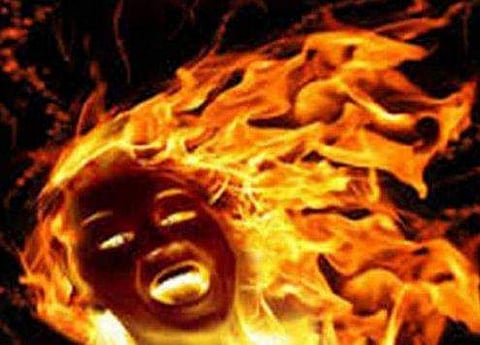 പ്രണയബന്ധം അവസാനിപ്പിക്കാനൊരുങ്ങിയ കാമുകിയെ പെട്രോളൊഴിച്ച് തീ കൊളുത്തി ; യുവാവ് അറസ്റ്റില്‍