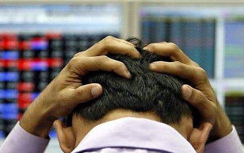 ആശങ്ക ഓഹരി വിപണിയിലും; സെന്‍സെക്‌സും നിഫ്റ്റിയുമിടിഞ്ഞു, പാകിസ്ഥാനില്‍ ഓഹരി വിപണി കൂപ്പുകുത്തി