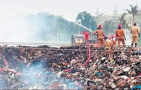 ബ്രഹ്മപുരം പ്ലാന്റിലേക്കെത്തിയ മാലിന്യ വണ്ടികൾ നാട്ടുകാർ തടഞ്ഞു; പ്രതിഷേധിച്ചവരെ അറസ്റ്റ് ചെയ്ത് നീക്കി