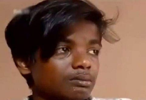 പെണ്‍കുട്ടിയെ ശല്യപ്പെടുത്തിയെന്ന് ആരോപിച്ച് ജയി‌ൽ വാർഡന്റെ നേതൃത്വത്തിൽ ആളുമാറി മർദ​നം; പ്ലസ്ടു വിദ്യാർത്ഥി മരിച്ചു