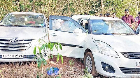 പെരിയ ഇരട്ടക്കൊല: റബ്ബർത്തോട്ടത്തിൽ ഒളിപ്പിച്ച രണ്ടുകാറും ജീപ്പും കണ്ടെത്തി ; വ്യാ​ജ ആയുധ​ങ്ങ​ൾ കി​ണ​റ്റി​ൽ നി​ക്ഷേ​പി​ച്ചത്​ സി​പി​എം പ്ര​വ​ർ​ത്ത​കൻ