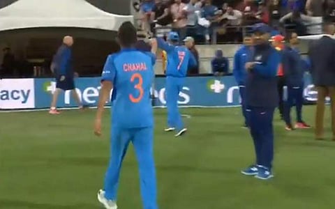 ഇന്റര്‍വ്യൂവിന് ഞാനില്ലേ എന്നുപറഞ്ഞ് ധോണി ഓടി രക്ഷപ്പെടുന്നു; വിടാതെ ചഹലും; പിന്നീട് സംഭവിച്ചത് (വീഡിയോ)