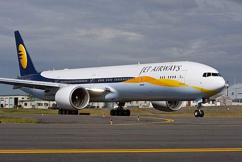 ഡല്‍ഹിയിലേക്കുള്ള വിമാനം റദ്ദാക്കി, കൊച്ചിയില്‍ യാത്രക്കാരുടെ പ്രതിഷേധം; റദ്ദാക്കിയത് യാത്രക്കാര്‍ കുറവായതിനാലെന്ന് ആരോപണം