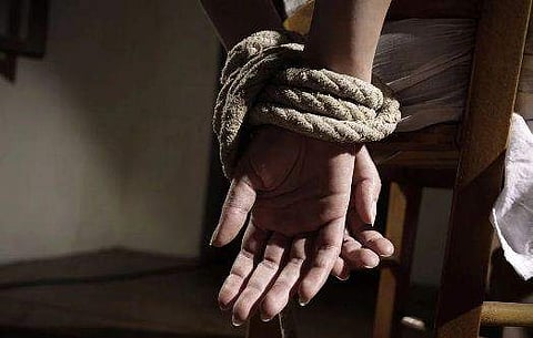 പതിമൂന്നുകാരിയെ തട്ടികൊണ്ടുപോയ സംഭവം: പ്രതികള്‍ സഞ്ചരിച്ചിരുന്ന കാര്‍ ഉപേക്ഷിച്ച നിലയില്‍, കണ്ടെത്തിയത് കായംകുളത്ത് 