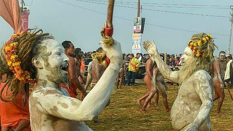 എന്‍ജിനിയര്‍മാര്‍ മുതല്‍ മാനേജ്‌മെന്റ് ബിരുദധാരികള്‍ വരെ; പതിനായിരം പേര്‍ കുംഭമേളയില്‍ സന്യാസത്തിന് ഒരുങ്ങുന്നു, റിപ്പോര്‍ട്ട് 