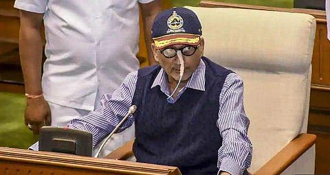 മുഖ്യമന്ത്രി തീര്‍ത്തും അവശന്‍ ; ജീവിച്ചിരിക്കുന്നത് ഈശ്വരകാരുണ്യംകൊണ്ട് ; എന്തെങ്കിലും സംഭവിച്ചാല്‍ രാഷ്ട്രീയ പ്രതിസന്ധിയെന്ന് ഡെപ്യൂട്ടി സ്പീക്കര്‍