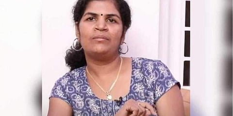 കോടതി വിധിയെ തുടര്‍ന്ന്‌ കനക ദുര്‍ഗ വീട്ടിലെത്തി, ഭര്‍ത്താവും അമ്മയും വീടു വിട്ടിറങ്ങി