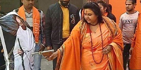 ​ഗാന്ധിജിയുടെ കോലത്തിൽ വെടിയുതിർത്ത ഹിന്ദു മഹാസഭ നേതാവ് അറസ്റ്റിൽ