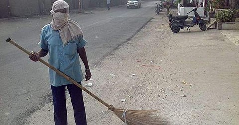 തൂപ്പ് ജോലിക്ക് 10 ഒഴിവുകൾ; അപേക്ഷകരിൽ എൻജിനിയർമാരും എംബിഎക്കാരും അടക്കം 4600 പേർ 