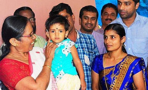 നിയയുടെ നിലവിളി സര്‍ക്കാര്‍ കേട്ടു; ശ്രവണസഹായിയുമായി ആരോഗ്യമന്ത്രി നേരിട്ടെത്തി