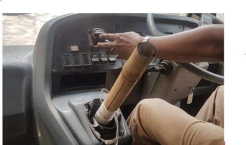 പൊട്ടിയ ഗിയർ ലിവർ മാറ്റാൻ സമയമില്ല; ഗിയറിനു പകരം മുളവടി കെട്ടി റോഡിലിറങ്ങിയ സ്കൂൾ ബസ് ഡ്രൈവർ അറസ്റ്റിൽ