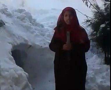 വീട്ടുമുറ്റത്ത് തലക്കൊപ്പം മഞ്ഞ്: രസകരമായി അവതരിപ്പിച്ച് കശ്മീരി പെണ്‍കുട്ടി: ഭാവിയിലെ ജേണലിസ്റ്റെന്ന് കമന്റുകള്‍ 