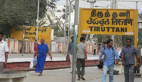 കളിക്കുന്നതിനിടയില്‍ രണ്ട് വയസ്സുകാരിയുടെ തല സ്റ്റീല്‍ തൂണുകള്‍ക്കിടയില്‍ കുടുങ്ങി; രക്ഷകരായത് റെയില്‍വേ പൊലീസ്‌