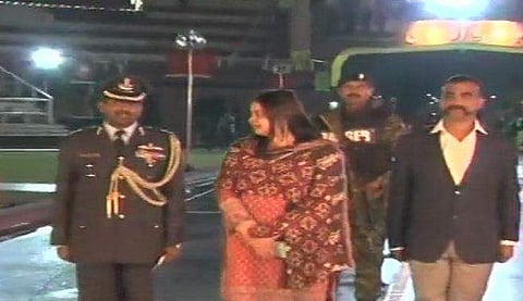 അഭിനന്ദന്റെ അതുല്യമായ ധൈര്യത്തില്‍ രാജ്യം അഭിമാനിക്കുന്നുവെന്ന് പ്രധാനമന്ത്രി; ഊഷ്മള വരവേല്‍പ്പ്