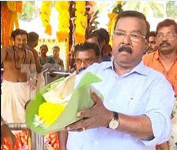 ഇനി നവോത്ഥാനം വേണ്ട, വോട്ടു മതി ; 'കന്നി അയ്യപ്പനെ സഹായിക്കണം' ; കൊഞ്ചിറവിള ദേവിക്ക് കാണിക്ക അർപ്പിച്ച്  സി ദിവാകരൻ, ട്രോൾ മഴ