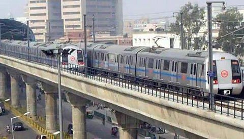 2000 രൂപയുടെ നോട്ട് കയ്യില്‍ നിന്നും പറന്ന് മെട്രോ ട്രാക്കിലേക്ക്, പിന്നാലെ ചാടി; യുവതി അത്ഭുതകരമായി രക്ഷപെട്ടു