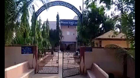 സ്‌കൂള്‍ സ്റ്റോര്‍ റൂമില്‍ ആലിംഗന ബദ്ധരായി പ്രിന്‍സിപ്പലും ടീച്ചറും ; വീഡിയോ വൈറല്‍, നടപടി