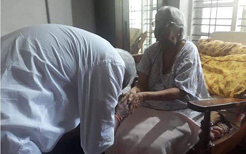 സുഗതകുമാരിയുടെ അനുഗ്രഹം തേടി കുമ്മനം; തെരഞ്ഞടുപ്പ് പ്രചാരണത്തിന് തുടക്കം