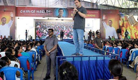 വദ്രയെക്കുറിച്ച് മിണ്ടാത്തതെന്ത്? ഞെട്ടിച്ച് പെണ്‍കുട്ടിയുടെ ചോദ്യം; പതറാതെ രാഹുല്‍ (വിഡിയോ)