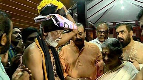 കെട്ടുനിറച്ച് കുമ്മനം രാജശേഖരന്‍ ശബരിമലയിലേക്ക് ; സാക്ഷിയായി ടിപി സെന്‍കുമാര്‍