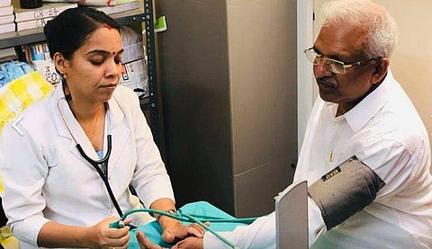 എതിര്‍ സ്ഥാനാര്‍ഥിയെ പ്രഖ്യാപിച്ചില്ല; ബിപി നോക്കി ജയരാജന്‍; ചിത്രങ്ങള്‍ വൈറല്‍