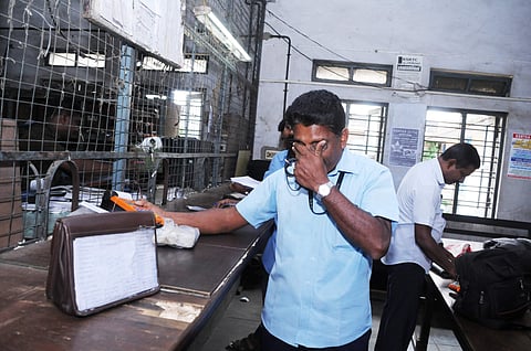 കോടതിവിധി പ്രകാരം എംപാനല്‍ ജീവനക്കാരെ പിരിച്ചുവിട്ടപ്പോള്‍ കണ്ണീരോടെ യാത്രപറയുന്ന മൂവാറ്റുപുഴ ഡിപ്പോയിലെ കണ്ടക്ടര്‍ നസീര്‍