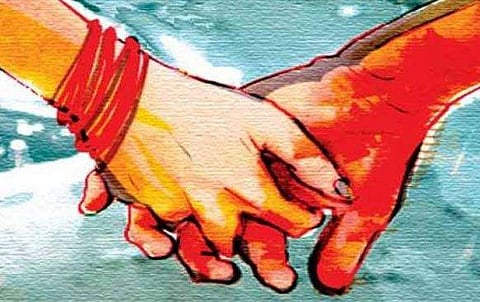 പതിനെട്ടുകാരനൊപ്പം ഒളിച്ചോടി, പിടിയിലായപ്പോള്‍ പറഞ്ഞത് കൂട്ടുകാരന്റെ പേര്; കല്യാണം നടത്താമെന്ന് പൊലീസ്, നാടകീയത