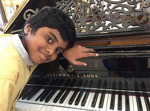  ഇതാ ലോകത്തിന് ഇന്ത്യയുടെ സമ്മാനം; പിയാനോയില്‍ വിസ്മയം തീര്‍ത്ത 13 കാരന്‍ യുഎസ് ഷോയില്‍ ഒന്നാമത്‌ (വിഡിയോ)