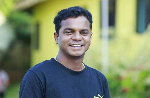 ഉപതെരഞ്ഞെടുപ്പ് വന്നാല്‍ പണം ആരുടെ കൈയില്‍ നിന്നു പോകും?; എംഎല്‍എമാര്‍ മത്സരിക്കുന്നതിനെ വിമര്‍ശിച്ച് ധര്‍മ്മജന്‍ 