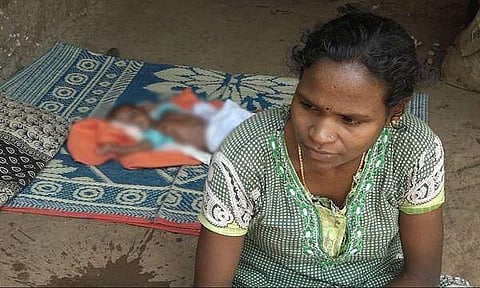 കടവ് കടക്കാന്‍ ബോട്ട് വിട്ടുനല്‍കിയില്ല; ആദിവാസി യുവതിയെയും നവജാതശിശുവിനെയും ചുമലിലേറ്റി ബന്ധുക്കള്‍ നടന്നത് അഞ്ച് കിലോമീറ്റര്‍