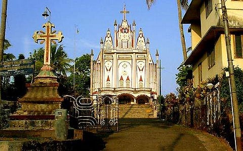 വരിക്കോലി പള്ളിക്ക് മുന്നില്‍ മൃതദേഹവുമായി യാക്കോബായ സഭാംഗങ്ങള്‍ ; കയറാന്‍ അനുവദിക്കില്ലെന്ന് ആര്‍ഡിഒ, പ്രതിഷേധം