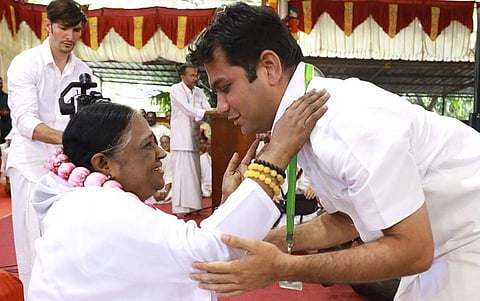 അങ്കം ജയിക്കാന്‍ മാതാഅമൃതാനന്ദമയിയുടെ അനുഗ്രഹം തേടി ഹൈബി ഈഡന്‍