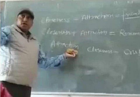 വിദ്യാർത്ഥിനികൾക്ക് ​ഗണിതാധ്യാപകന്റെ 'പ്രണയ സൂത്രവാക്യങ്ങൾ' ; വീഡിയോ വൈറൽ, സസ്പെൻഷൻ