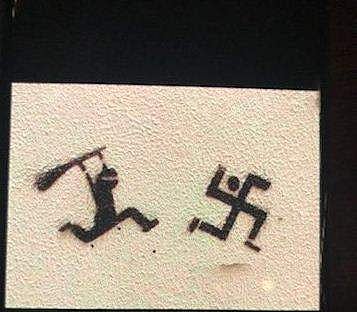 സ്വസ്തിക ചിഹ്നത്തെ അടിച്ചോടിക്കുന്ന ചൂല്‍; കെജരിവാളിന്റെ ട്വീറ്റ് വിവാദത്തില്‍; ഹിന്ദുക്കളെ അപമാനിച്ചെന്ന് ബിജെപി