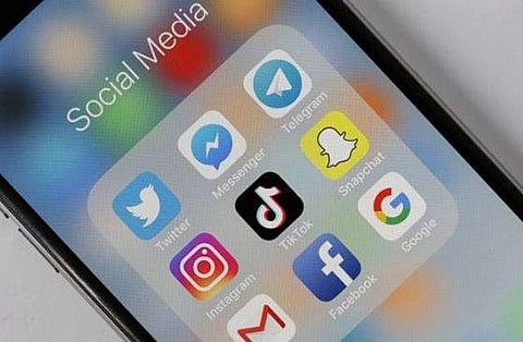 നിശബ്ദ പ്രചാരണത്തില്‍ സമൂഹ മാധ്യമങ്ങളും സൈലന്റാവും , രാഷ്ട്രീയ പരസ്യങ്ങള്‍ നീക്കം ചെയ്യും ; പെരുമാറ്റച്ചട്ടത്തിന് തെരഞ്ഞെടുപ്പ് കമ്മീഷന്റെ അംഗീകാരം